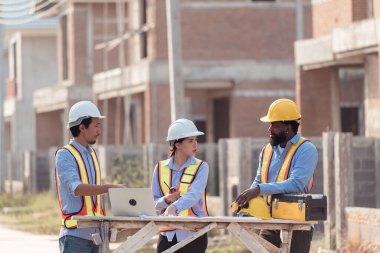 Bir grup mimar ve mühendis birlikte çalışarak konut inşaatının...