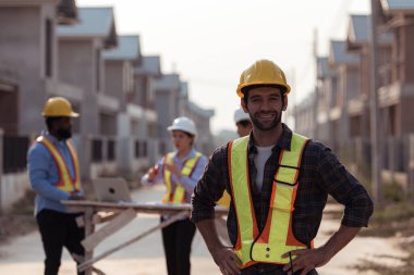 Mühendislerin portresi konut inşaatının ilerlemesini değerlendirmek için birlikte çalışıyor.