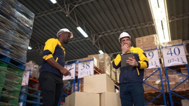 Belgelere dayanarak iki depo çalışanı listeyi inceliyor.