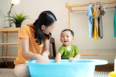 Anne ve küçük çocuk sabahları evde duş alıp giyiniyorlar.