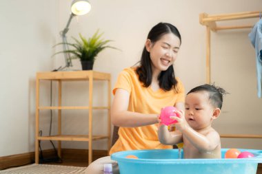 Anne ve küçük çocuk sabahları evde duş alıp giyiniyorlar.