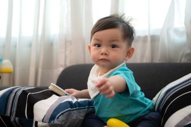 Evde ailesiyle güzel bir gün geçiren küçük bir çocuk.