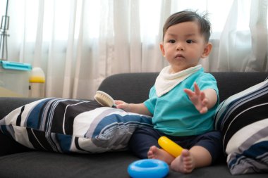 Evde ailesiyle güzel bir gün geçiren küçük bir çocuk.