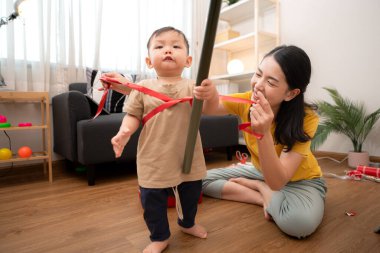 Evde tatildeyken, küçük bir çocukla bir anne hediye paketi.
