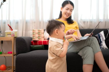 Evde tatildeyken, bir anne küçük bir çocukla ilgilenir.