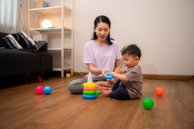 Evde tatildeyken, bir anne küçük bir çocukla ilgilenir.