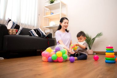 Evde tatildeyken, bir anne küçük bir çocukla ilgilenir.