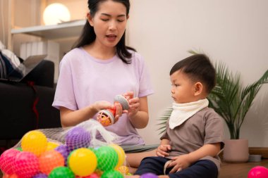 Evde tatildeyken, bir anne küçük bir çocukla ilgilenir.