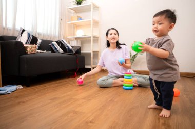 Evde tatildeyken, bir anne küçük bir çocukla ilgilenir.