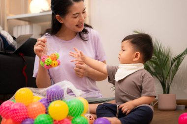 Evde tatildeyken, bir anne küçük bir çocukla ilgilenir.