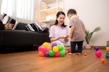Evde tatildeyken, bir anne küçük bir çocukla ilgilenir.
