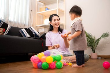 Evde tatildeyken, bir anne küçük bir çocukla ilgilenir.