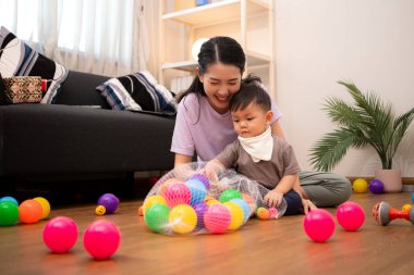 Evde tatildeyken, bir anne küçük bir çocukla ilgilenir.