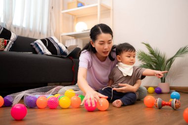 Evde tatildeyken, bir anne küçük bir çocukla ilgilenir.