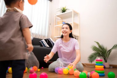 Evde tatildeyken, bir anne küçük bir çocukla ilgilenir.