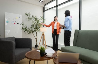 Çağdaş bir ofiste, iki genç girişimci fikir üretme ve bir iş projesi kurma görevinde.