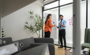 Çağdaş bir ofiste, iki genç girişimci fikir üretme ve bir iş projesi kurma görevinde.