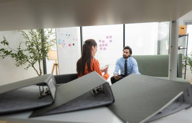 Çağdaş bir ofiste, iki genç girişimci fikir üretme ve bir iş projesi kurma görevinde.