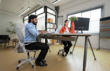 Çağdaş bir ofiste, iki genç girişimci fikir üretme ve bir iş projesi kurma görevinde.