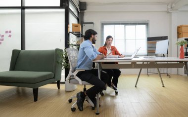 Çağdaş bir ofiste, iki genç girişimci fikir üretme ve bir iş projesi kurma görevinde.