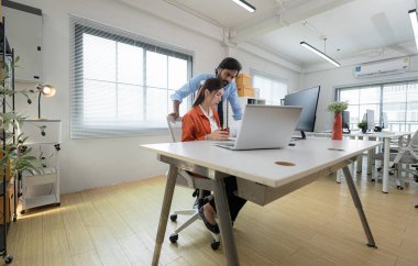 Çağdaş bir ofiste, iki genç girişimci fikir üretme ve bir iş projesi kurma görevinde.