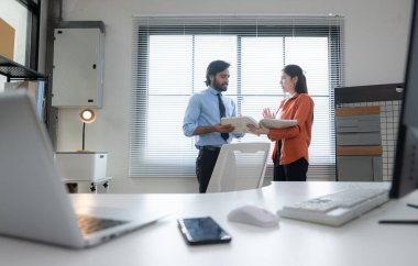 Çağdaş bir ofiste, iki genç girişimci fikir üretme ve bir iş projesi kurma görevinde.