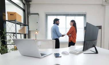 Çağdaş bir ofiste, iki genç girişimci fikir üretme ve bir iş projesi kurma görevinde.