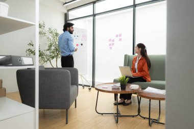 Çağdaş bir ofiste, iki genç girişimci fikir üretme ve bir iş projesi kurma görevinde.