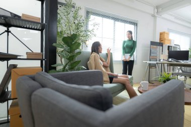 Çağdaş bir ofiste, iki genç girişimci kadın fikir üretme ve bir iş projesi kurma görevinde.