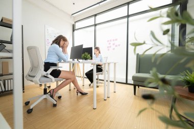 Çağdaş bir ofiste, iki genç girişimci kadın fikir üretme ve bir iş projesi kurma görevinde.