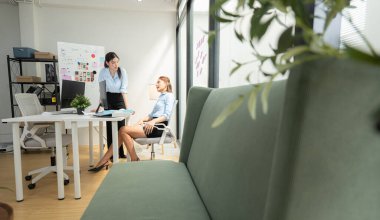 Çağdaş bir ofiste, iki genç girişimci kadın fikir üretme ve bir iş projesi kurma görevinde.