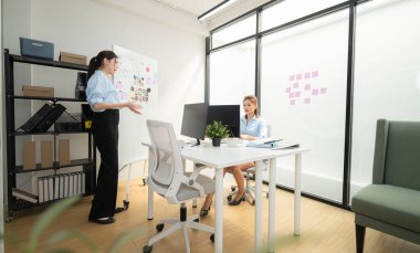 Çağdaş bir ofiste, iki genç girişimci kadın fikir üretme ve bir iş projesi kurma görevinde.