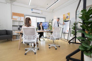 Çağdaş bir ofiste, yeni projeleri onaylama ve iş projelerinin ilerlemesini izleme görevi olan bir grup üst düzey yönetici