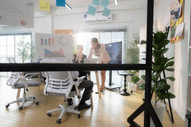 Çağdaş bir ofiste, yeni projeleri onaylama ve iş projelerinin ilerlemesini izleme görevi olan bir grup üst düzey yönetici