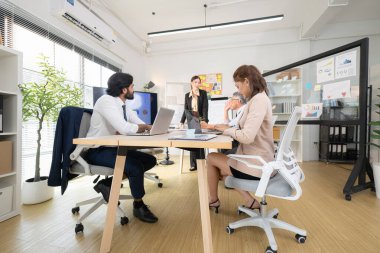 Çağdaş bir ofiste, yeni projeleri onaylama ve iş projelerinin ilerlemesini izleme görevi olan bir grup üst düzey yönetici