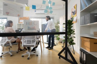 Çağdaş bir ofiste, yeni projeleri onaylama ve iş projelerinin ilerlemesini izleme görevi olan bir grup üst düzey yönetici