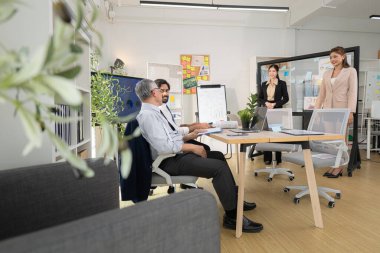 Çağdaş bir ofiste, yeni projeleri onaylama ve iş projelerinin ilerlemesini izleme görevi olan bir grup üst düzey yönetici