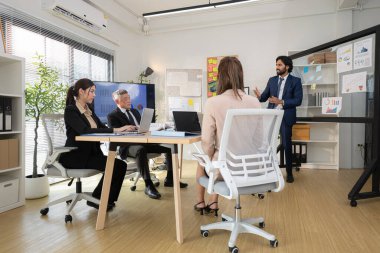 Çağdaş bir ofiste, yeni projeleri onaylama ve iş projelerinin ilerlemesini izleme görevi olan bir grup üst düzey yönetici