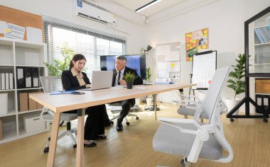 Çağdaş bir ofiste, yeni projeleri onaylama ve iş projelerinin ilerlemesini izleme görevi olan bir grup üst düzey yönetici