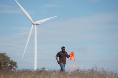 Rüzgar türbini tarlasında açık hava aktiviteleri olan aile tatili