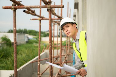 Mühendisler inşaat projelerini denetliyor ve konut binalarının duvarlarının ve temellerinin inşaatını denetliyor ve denetliyor