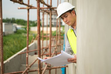 Mühendisler inşaat projelerini denetliyor ve konut binalarının duvarlarının ve temellerinin inşaatını denetliyor ve denetliyor