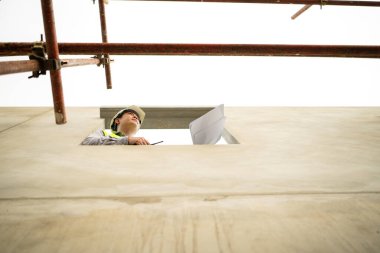 Mühendisler inşaat projelerini denetliyor ve konut binalarının duvarlarının ve temellerinin inşaatını denetliyor ve denetliyor