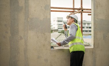 Mühendisler inşaat projelerini denetliyor ve konut binalarının duvarlarının ve temellerinin inşaatını denetliyor ve denetliyor