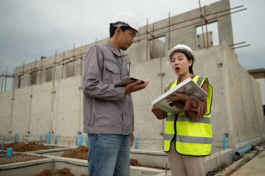 Mühendisler ve mimari müteahhitler, konut binalarının duvar ve temellerinin inşaatını denetler ve denetlerler.