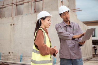 Mühendisler ve mimari müteahhitler, konut binalarının duvar ve temellerinin inşaatını denetler ve denetlerler.