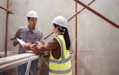 Mühendisler ve mimari müteahhitler, konut binalarının duvar ve temellerinin inşaatını denetler ve denetlerler.