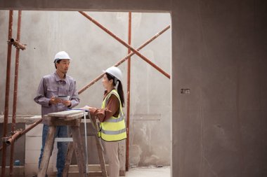 Mühendisler ve mimari müteahhitler, konut binalarının duvar ve temellerinin inşaatını denetler ve denetlerler.