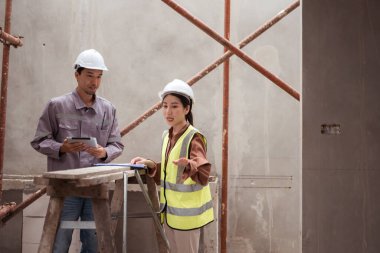 Mühendisler ve mimari müteahhitler, konut binalarının duvar ve temellerinin inşaatını denetler ve denetlerler.