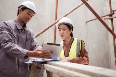 Mühendisler ve mimari müteahhitler, konut binalarının duvar ve temellerinin inşaatını denetler ve denetlerler.